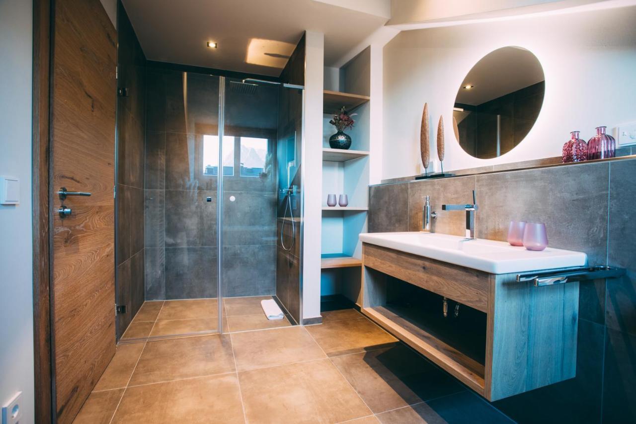 Boutique Chalets Alpi - Private Sauna & Cinema ガルミッシュ・パルテンキルヒェン エクステリア 写真